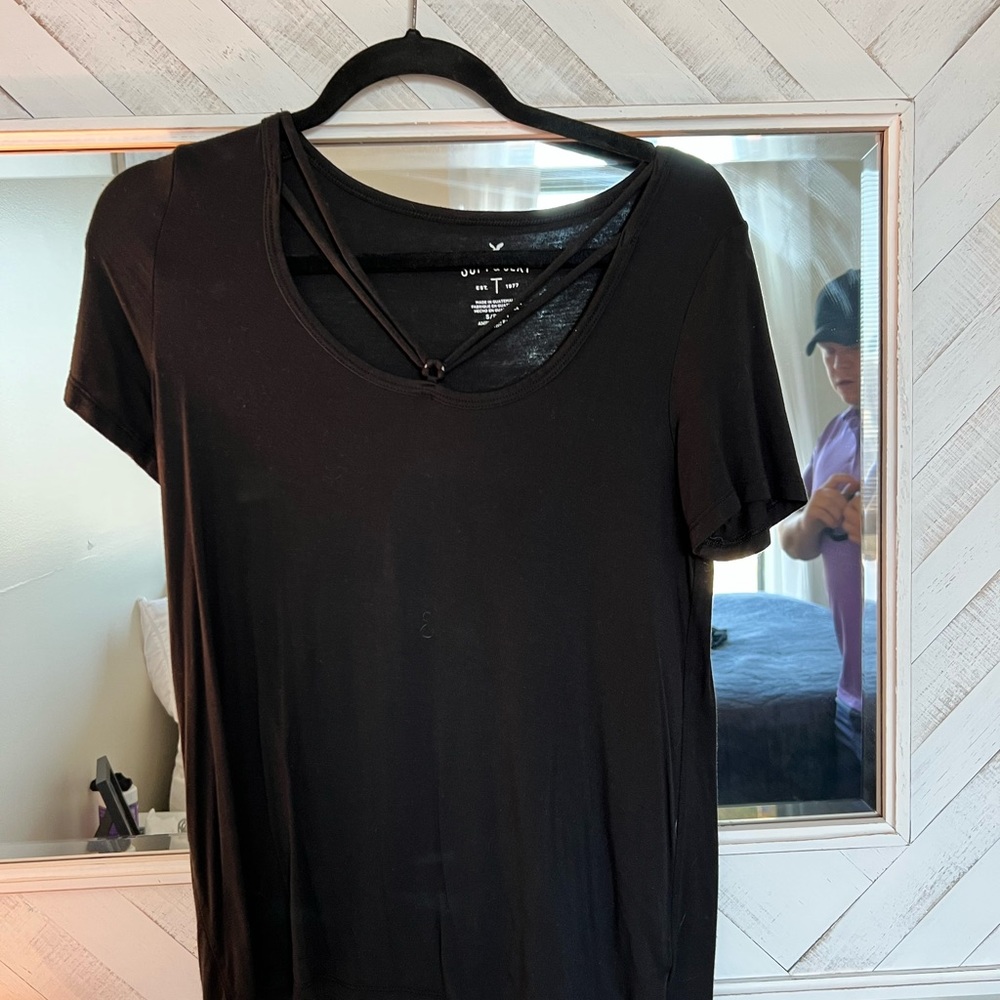 Black tshirt.
